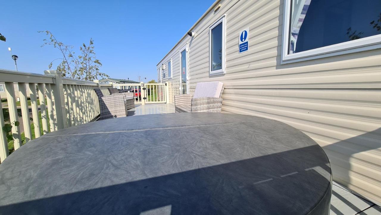 Luxury 2019 8 Berth Caravan With Hot Tub @ Tattershall Lakes מראה חיצוני תמונה