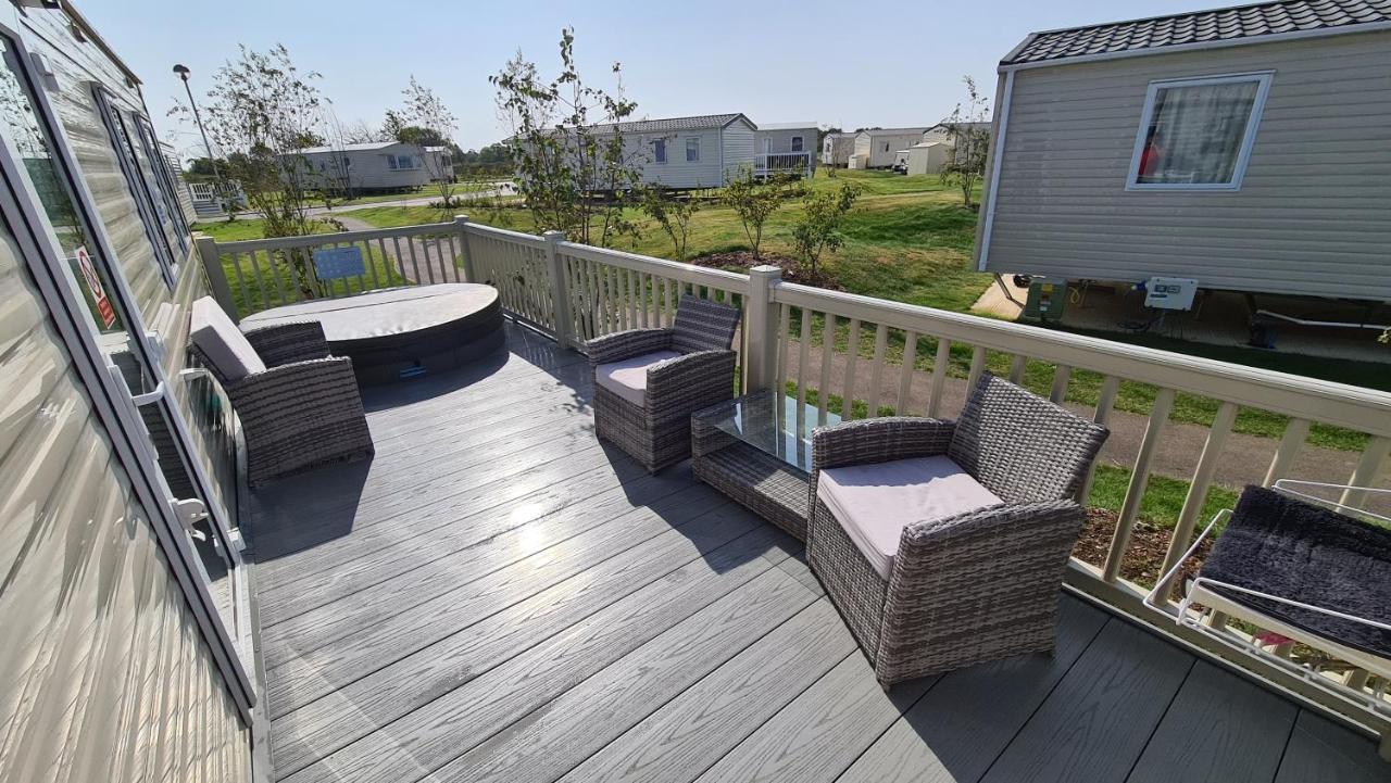 Luxury 2019 8 Berth Caravan With Hot Tub @ Tattershall Lakes מראה חיצוני תמונה